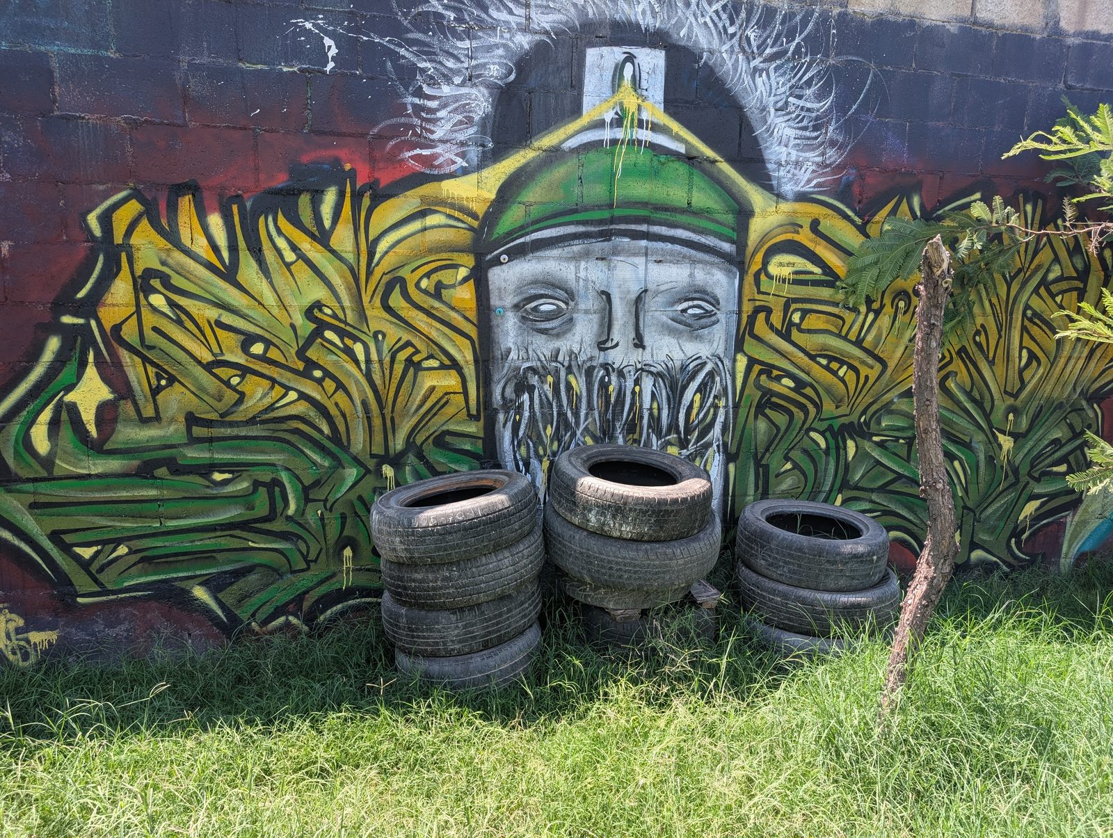 Spray-can head with beard