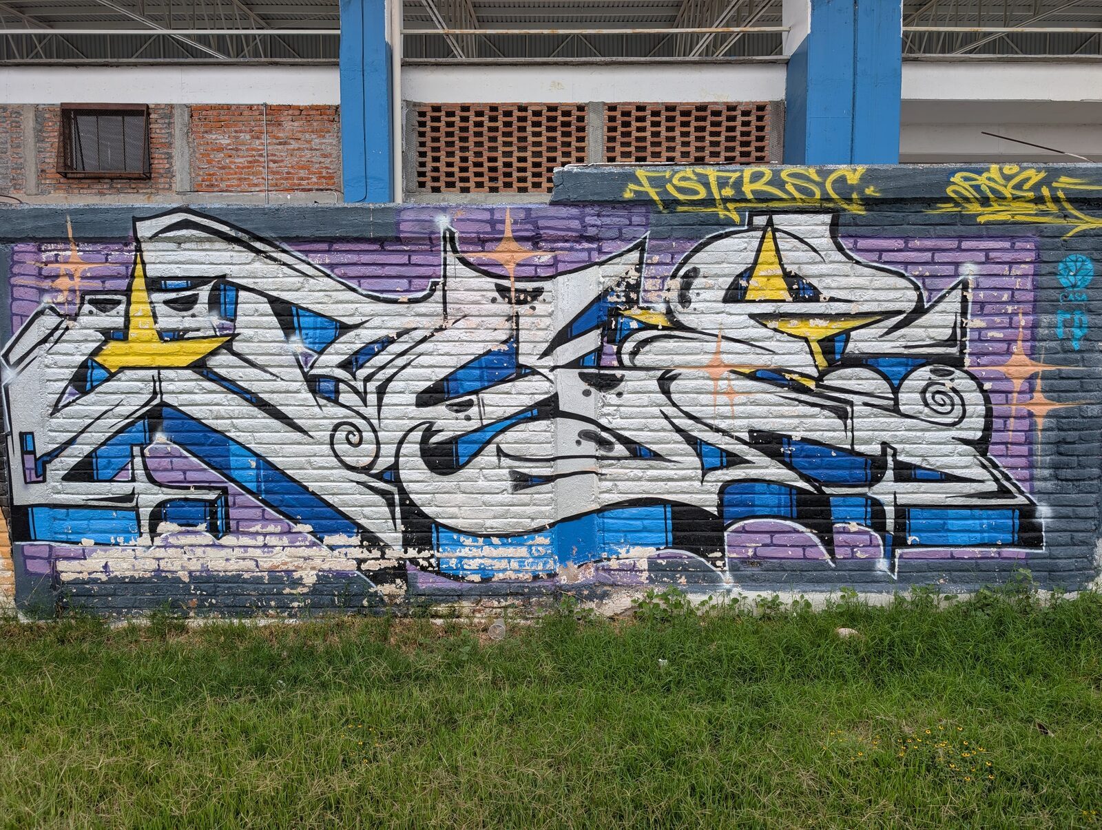 Grafiti plateado con estrellas