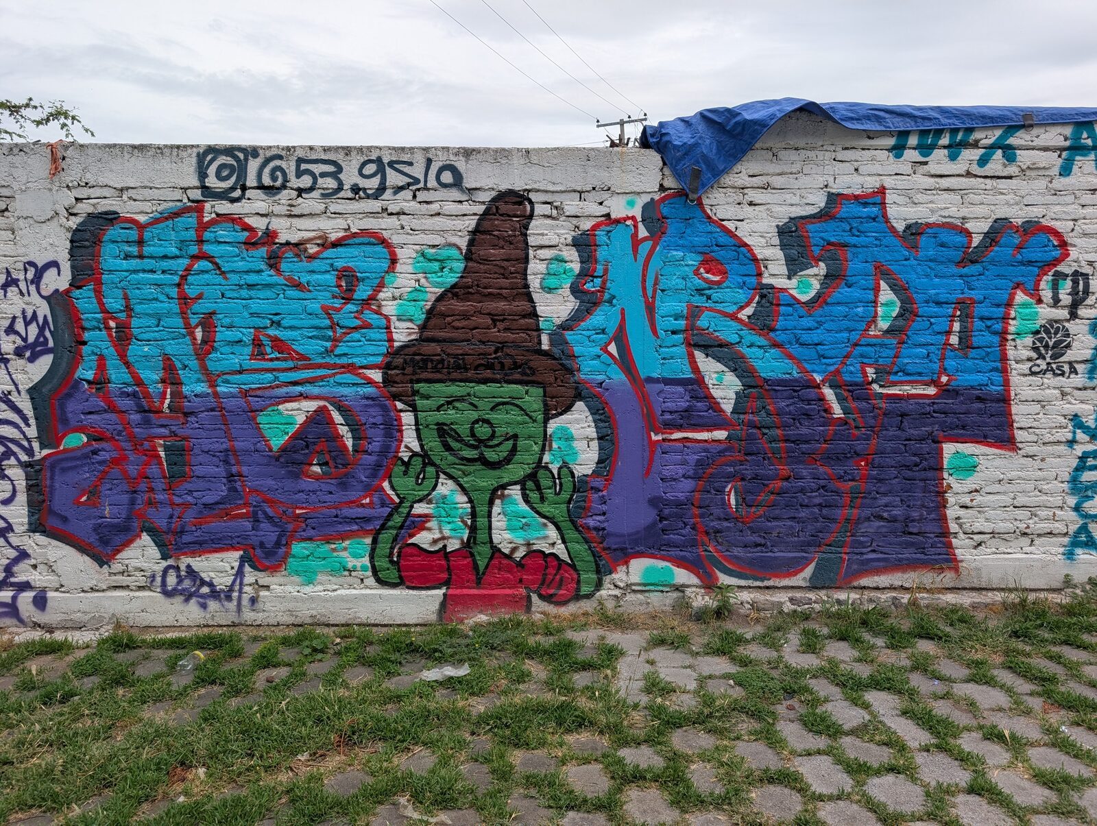 Gnome between throw-ups
