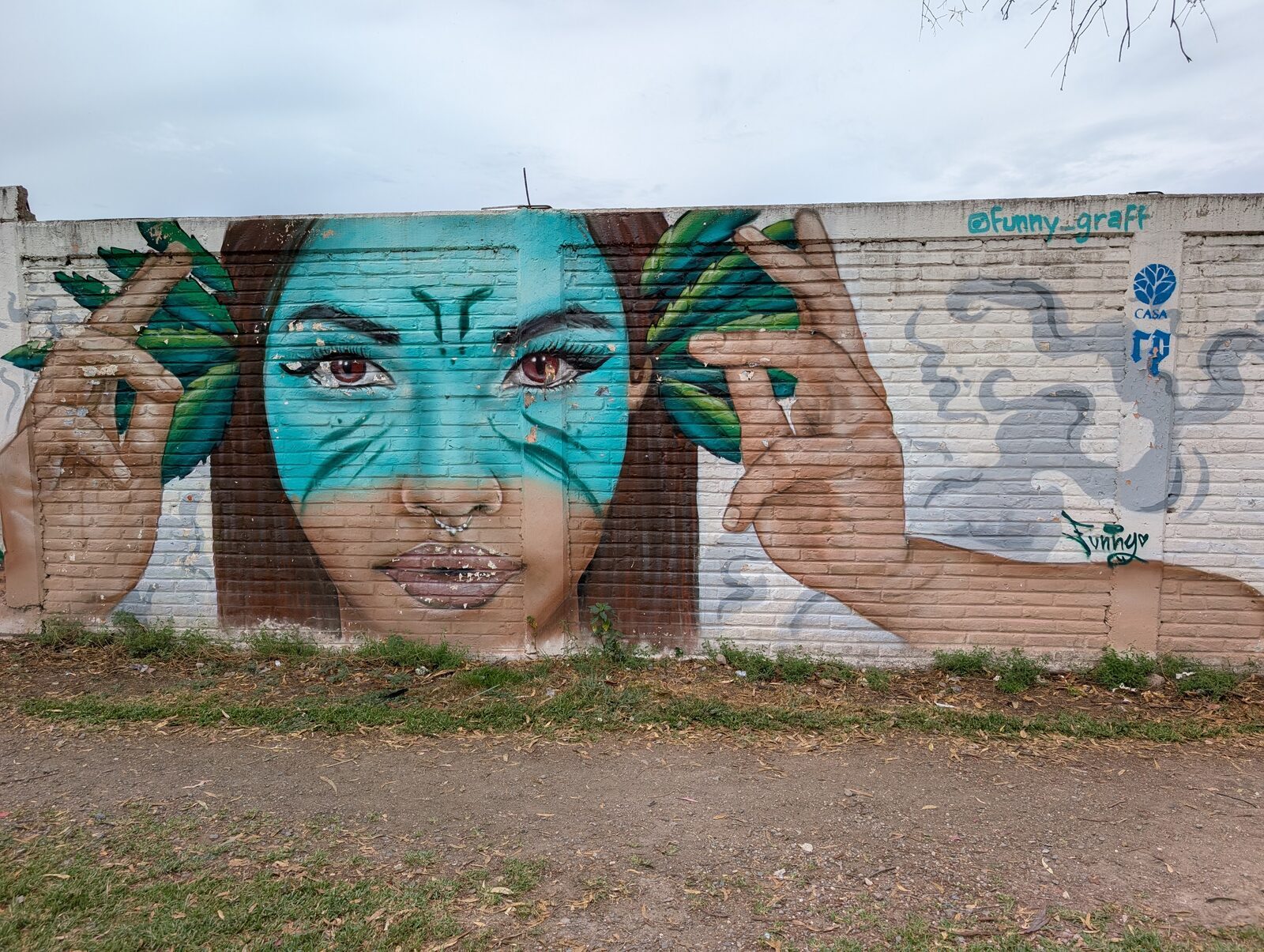 Mujer de rostro turquesa