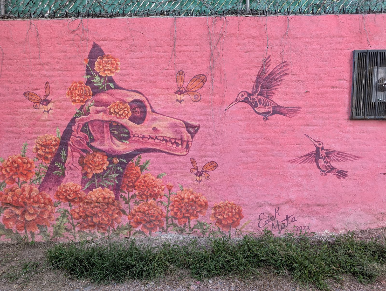 Calavera xolo y cempasúchiles