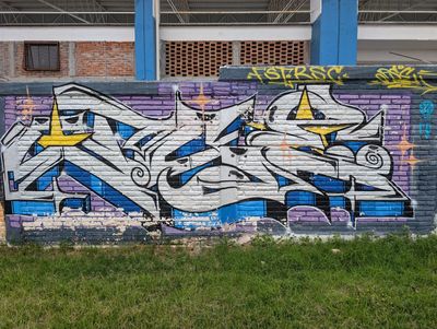 Grafiti plateado con estrellas