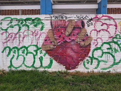 Corazón sandía entre manos