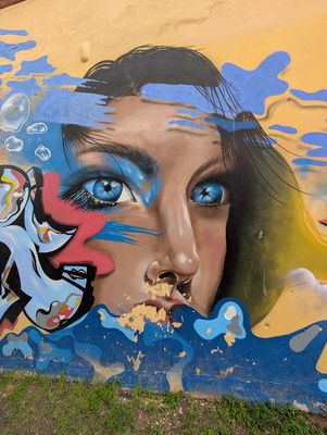 Rostro de ojos azules en el agua