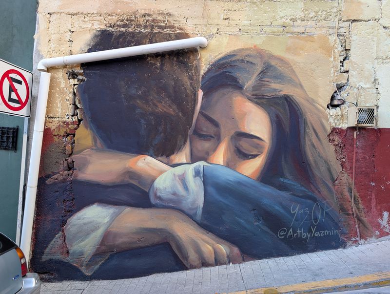 Pareja en abrazo