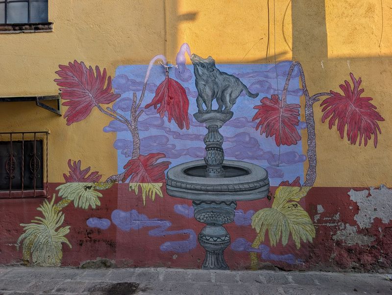 Jabalí sobre una fuente
