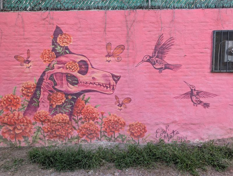 Calavera xolo y cempasúchiles